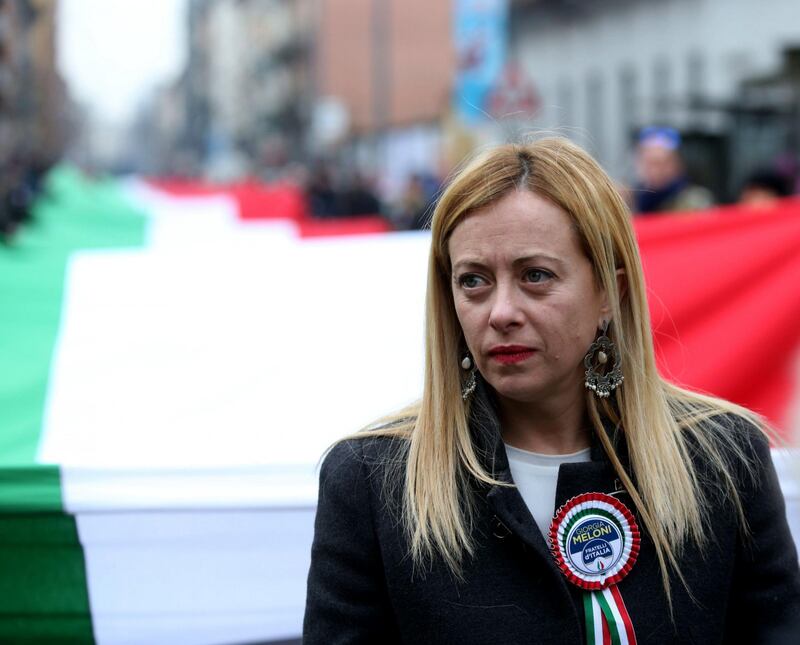 Fratelli d'Italia con tricolore di 500 metri in via Padova  8