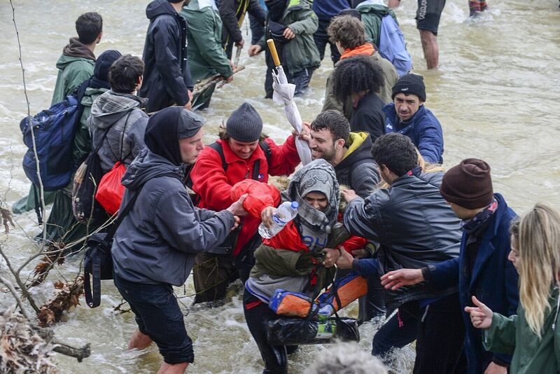 I migranti guadano il fiume tra Grecia e Macedonia 7