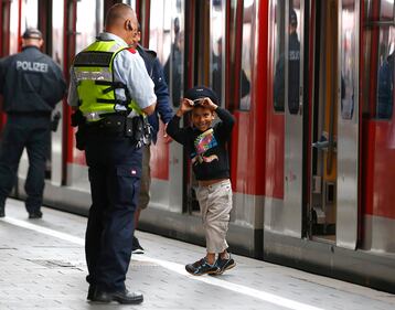 Monaco, il regalo del poliziotto al bimbo siriano 1