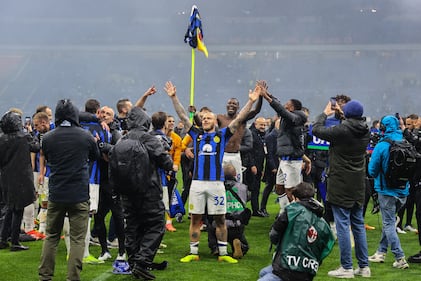 Esplode la gioia dei giocatori dell'Inter dopo la vittoria nel derby 2