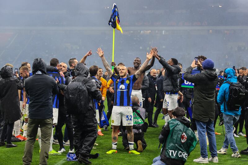 Esplode la gioia dei giocatori dell'Inter dopo la vittoria nel derby 2
