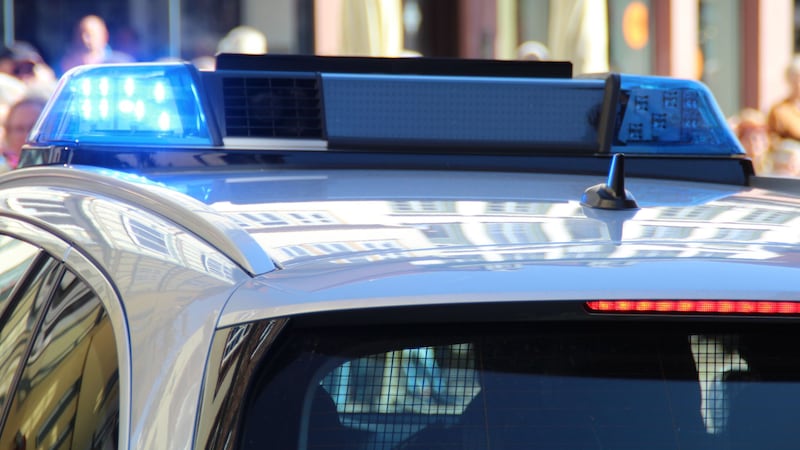 La Spezia, fa da scudo alla madre mentre litiga col compagno violento: quindicenne ferito a coltellate