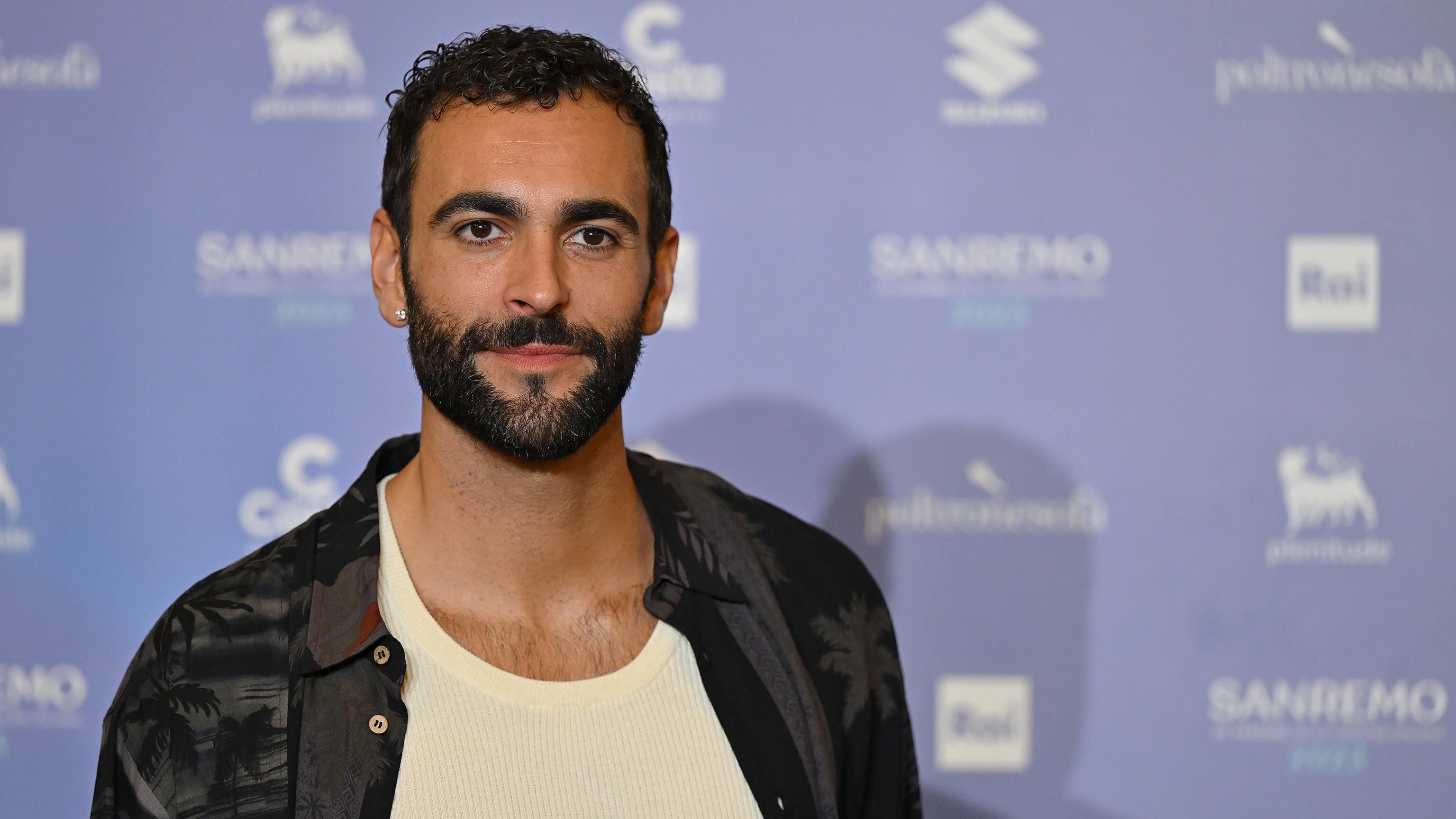 "Mi fa paura...". Mengoni si lagna e attacca il governo sui diritti Lgbt