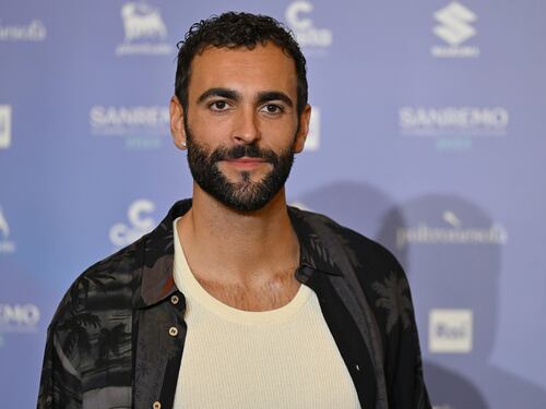 "Mi fa paura...". Mengoni si lagna e attacca il governo sui diritti Lgbt