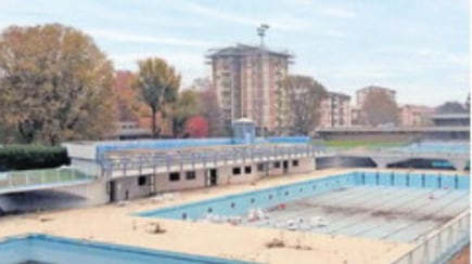 "Piscine chiuse, il Comune autorizzi i bagni in Darsena"