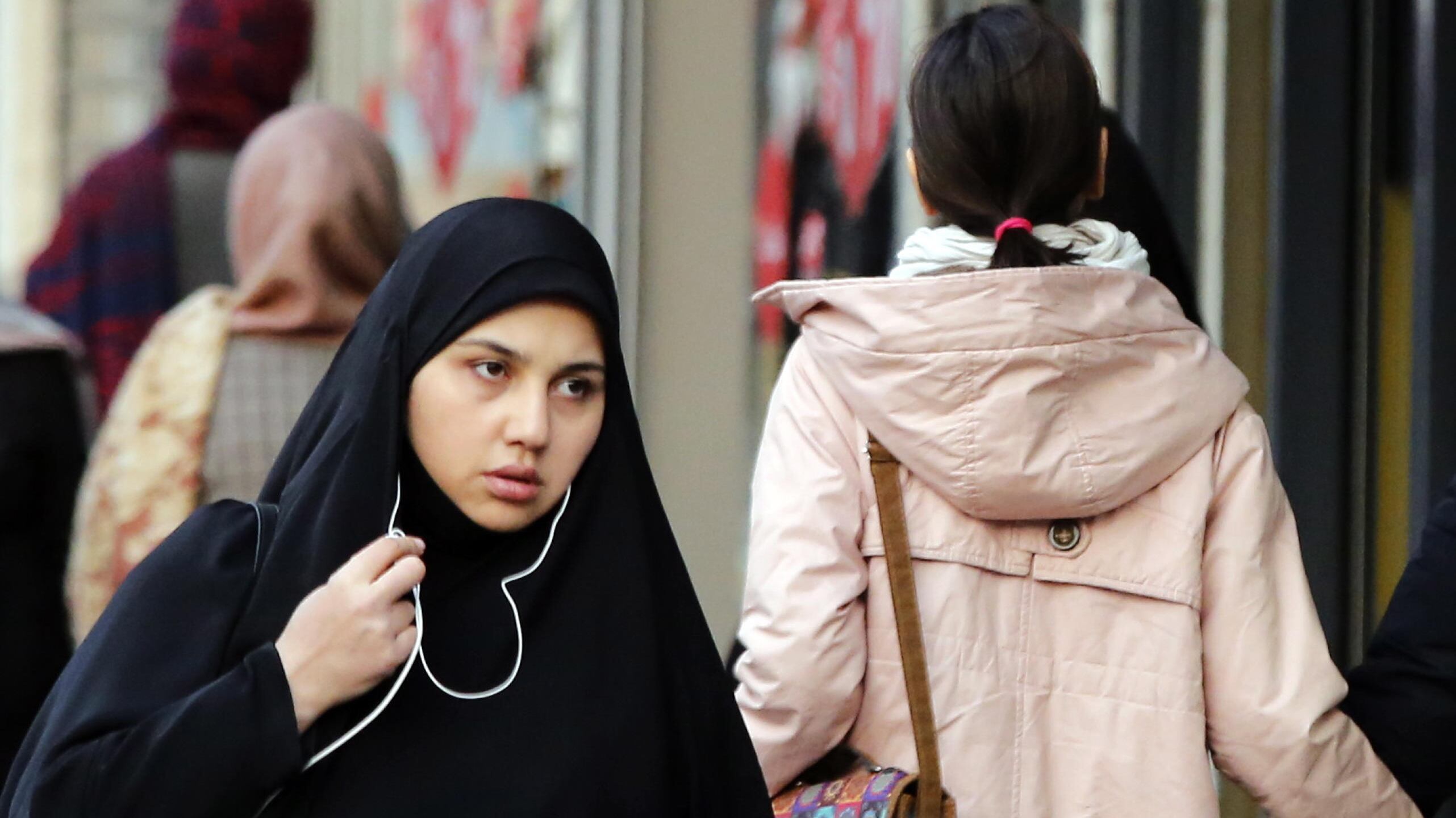 "Il velo è fondamento di civiltà". Il pugno duro dell'Iran sulle donne