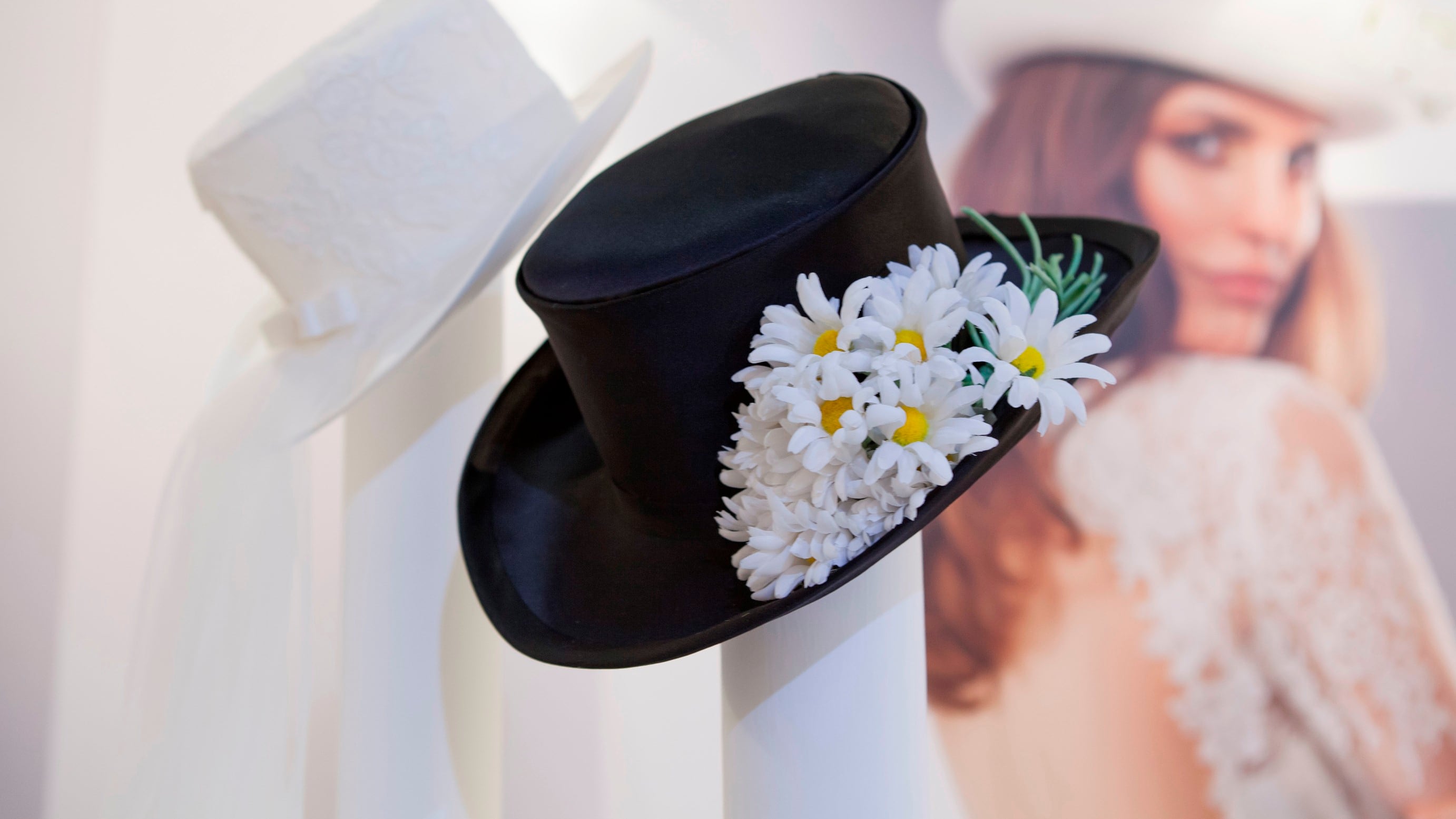 Moda, un cilindro per la sposa nel giorno del fatidico sì