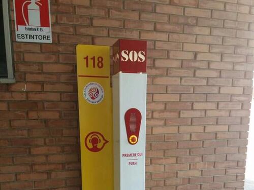 L'ultima follia Pd: medici sostituiti da colonnine di sos