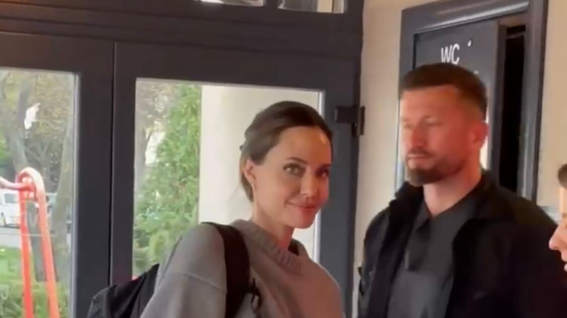 Look casual e grande zaino sulle spalle: Angelina Jolie in visita a Leopoli