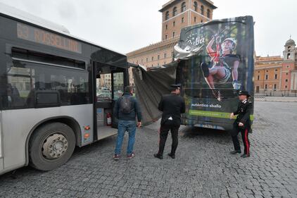 Maltempo a Roma, autobus turistico scoperchiato dal vento 11