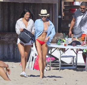 Charlotte McKinney: seno esplosivo in spiaggia 13