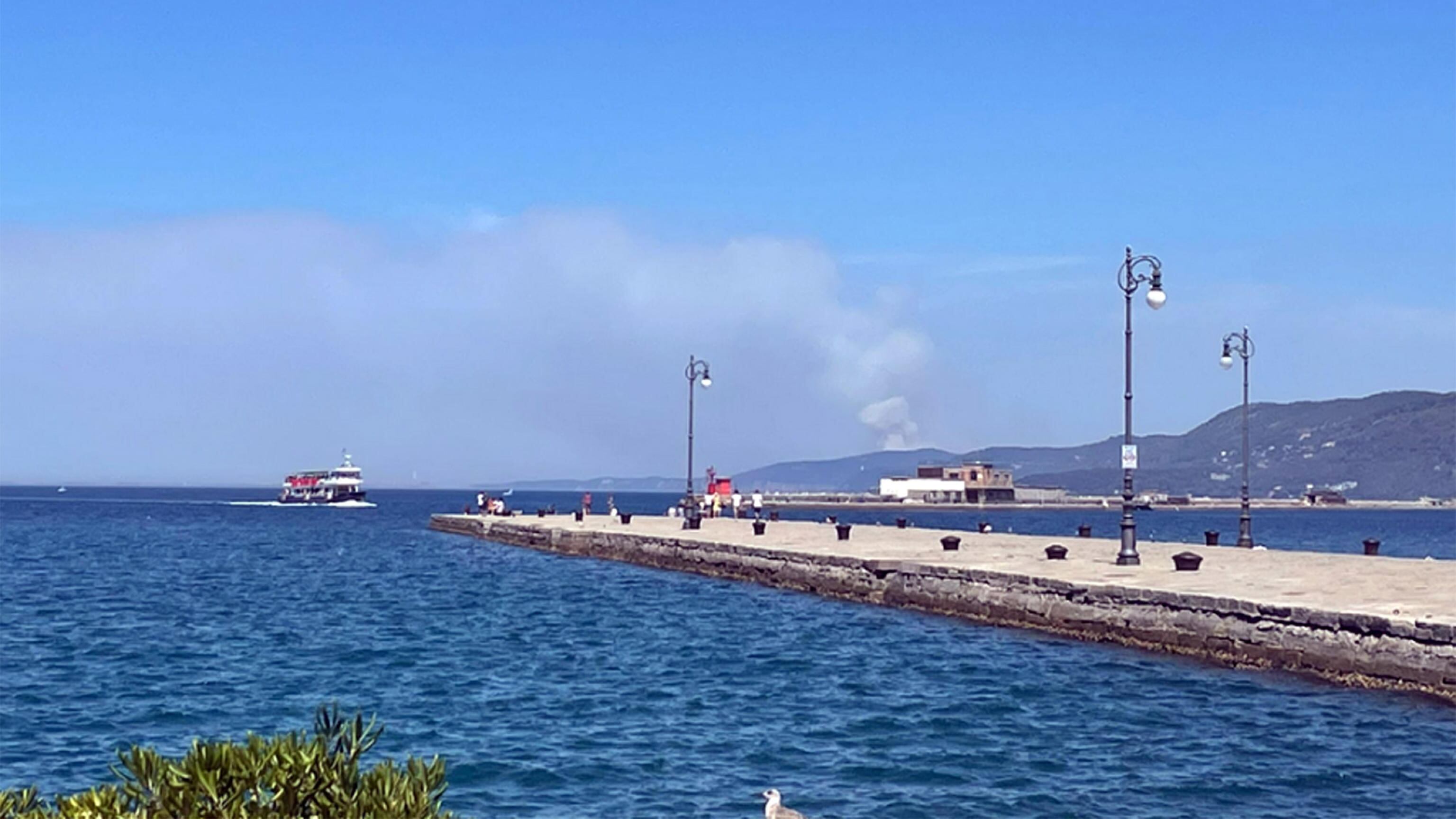 L'Italia brucia, Trieste isolata. In Toscana 20 roghi in 24 ore