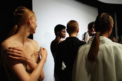Nel backstage della sfilata. Qui si prepara la bellezza 1