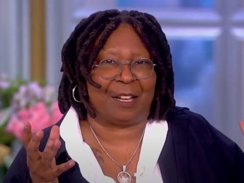 "Non rispetta i nostri valori": Whoopi Goldberg sospesa per le frasi su razza e Olocausto
