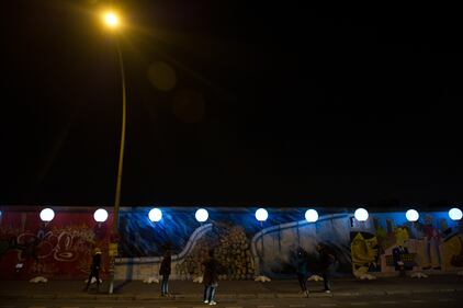 Palloncini luminosi lungo il Muro di Berlino 18