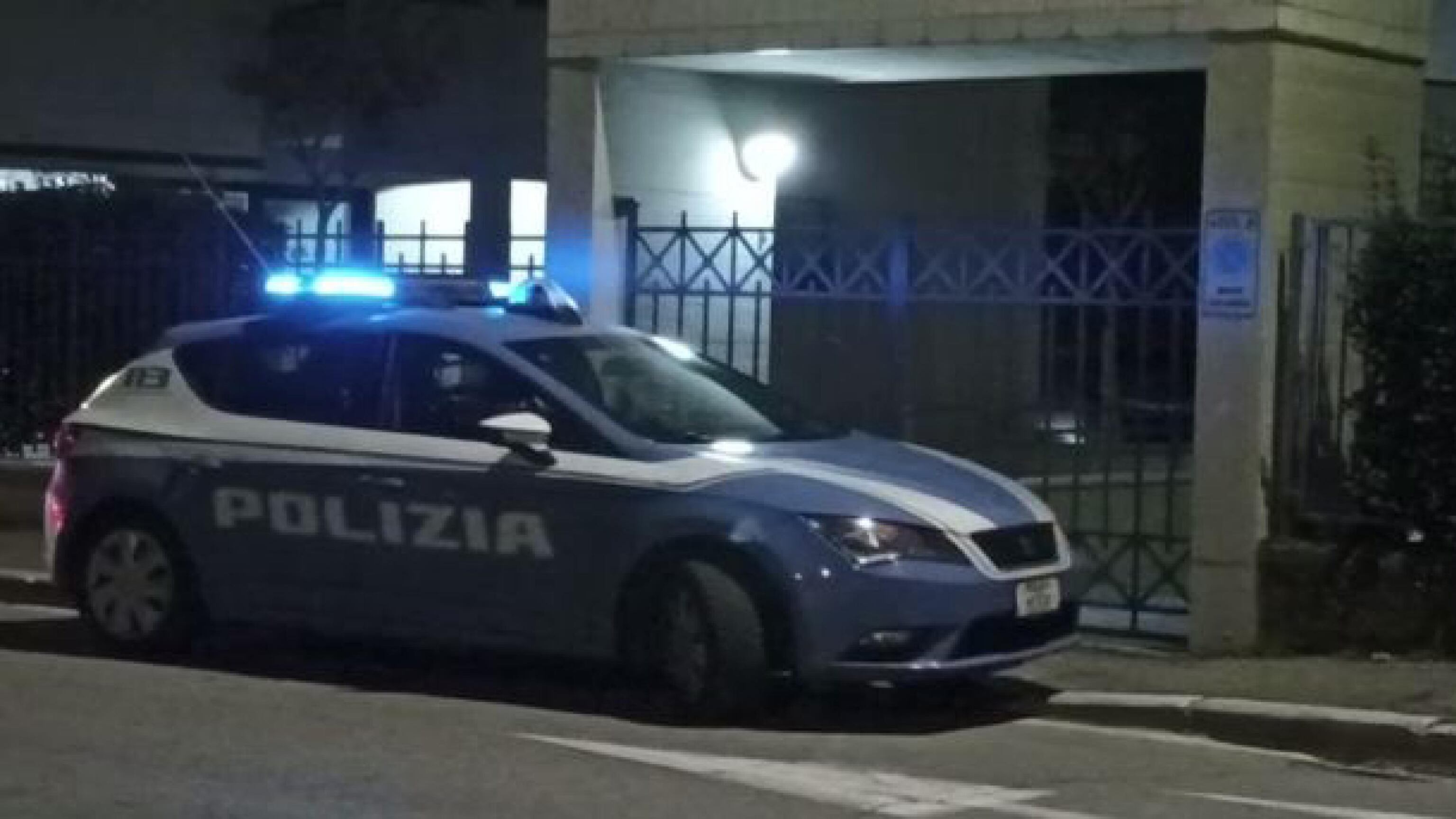 Le armi e le violenze: in sei assaltano la villa da rapinare