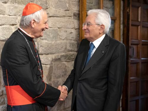Mattarella e il cardinale Zuppi a Camaldoli. L'incontro per preparare la pace in Europa