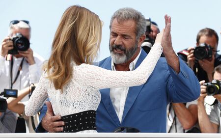 Cannes, Mel Gibson si concede un ballo sul red carpet 1