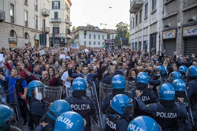 Manifestazione no pass a Milano. Scontri con la polizia 4