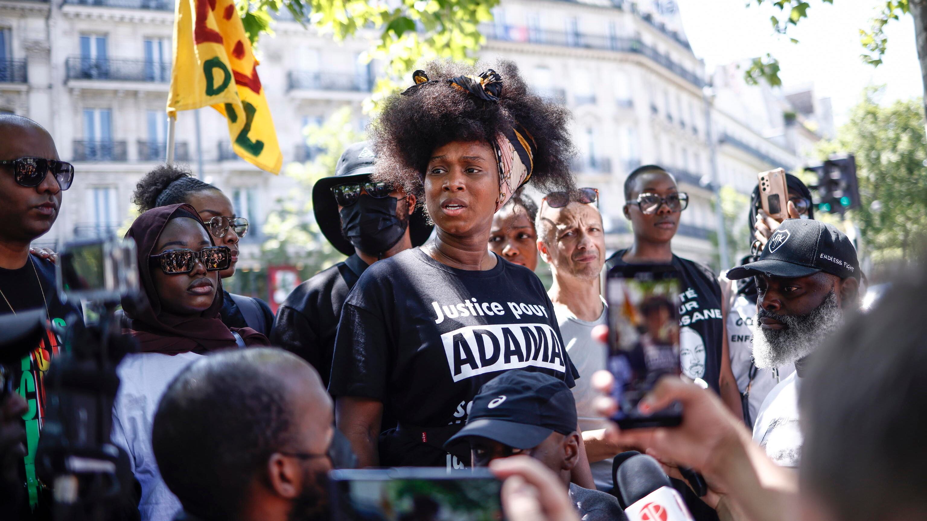 "No al corteo per Adama". Macron blinda Parigi, la sinistra grida al regime