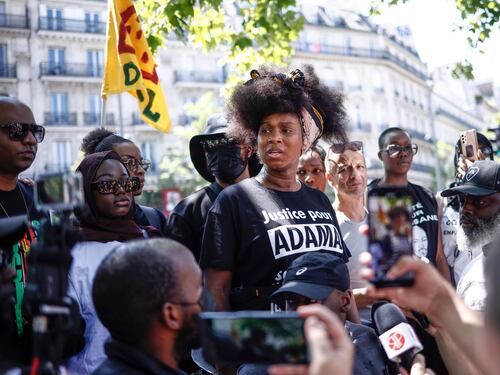 "No al corteo per Adama". Macron blinda Parigi, la sinistra grida al regime
