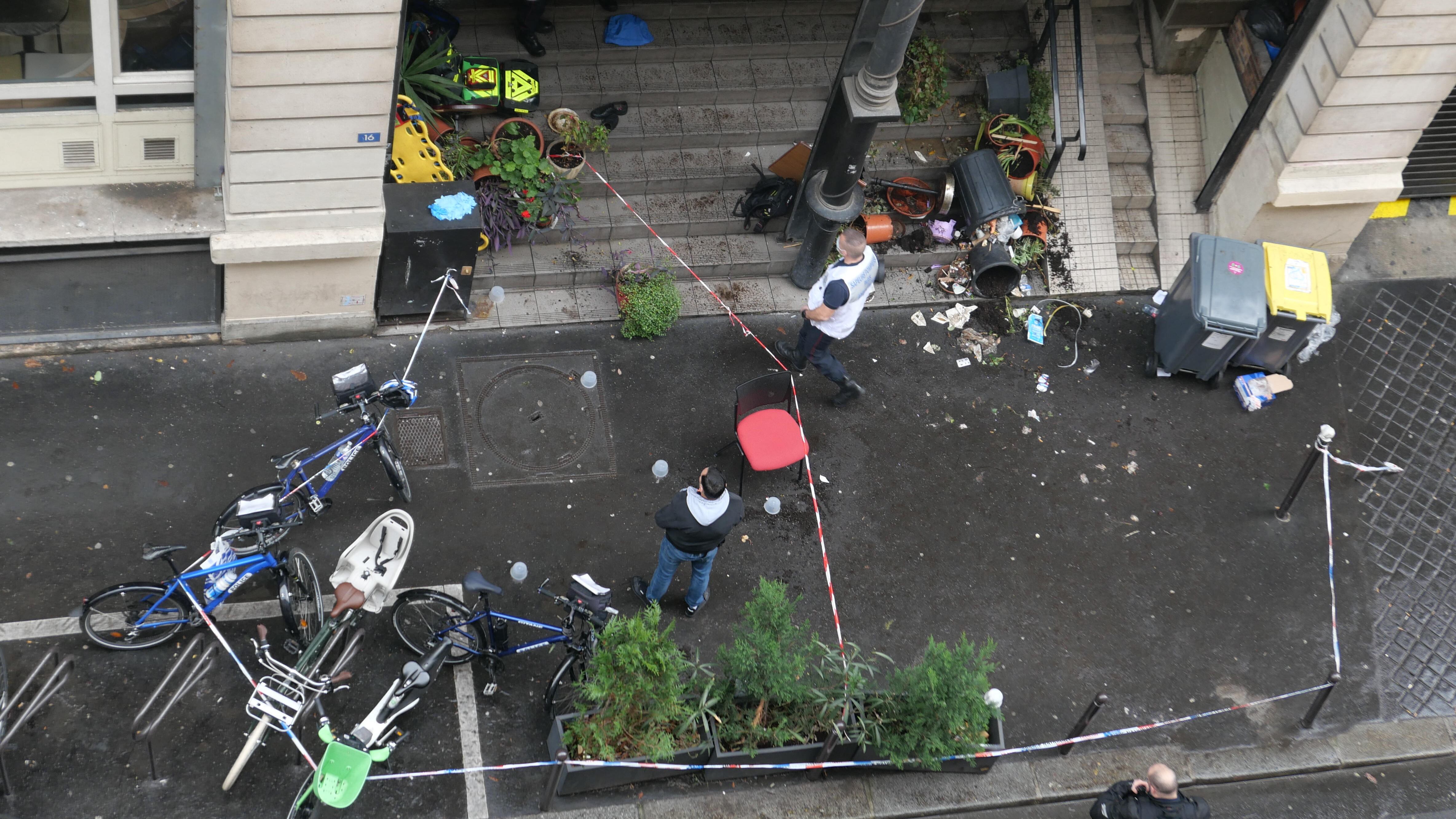 Gli attacchi a sfondo razziale, la sciabola e la pistola: chi è l'autore della sparatoria a Parigi