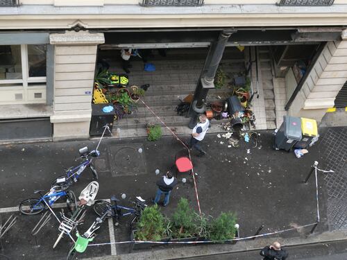 Gli attacchi a sfondo razziale, la sciabola e la pistola: chi è l'autore della sparatoria a Parigi