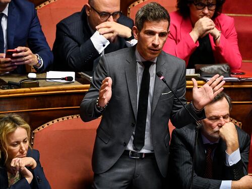 Tensione al Senato sul decreto migranti. "La sinistra sulle navi e poi alle cene vip". Oggi il sì dell'Aula con un testo corretto