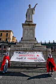 Napoli, il flash mob contro La Russa, Fontana e Meloni 6