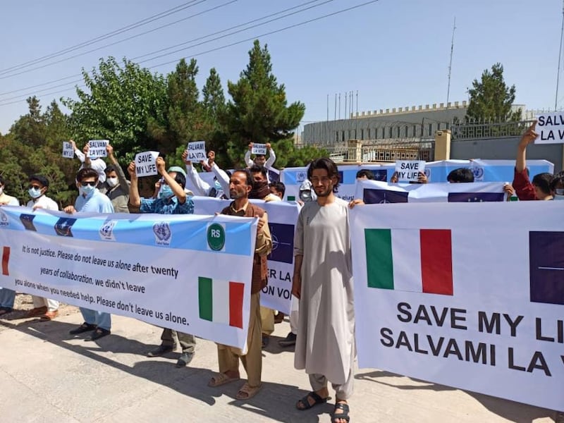 Afghanistan, negozianti e fornitori del contingente italiano manifestano per chiedere aiuto 1