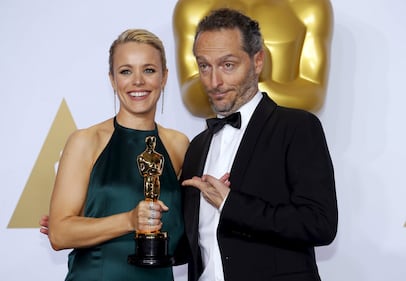 Oscar, i vincitori stringono le statuette 8
