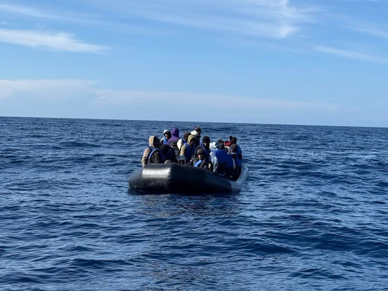 Genova, la nuova frontiera dell’accoglienza: migranti a scuola di nuoto