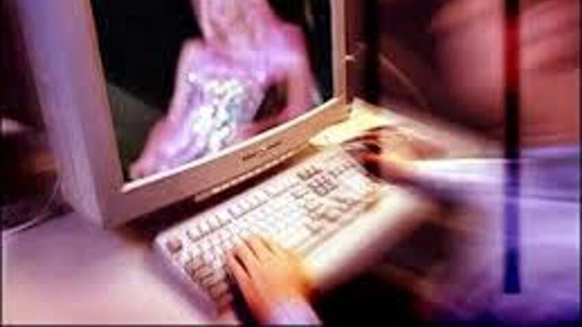 Politico malato per le chat erotiche: "Non deve parlare più alle colleghe"