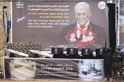 Hamas e il palco dell'orrore: esposte le bare dei 4 ostaggi morti 15