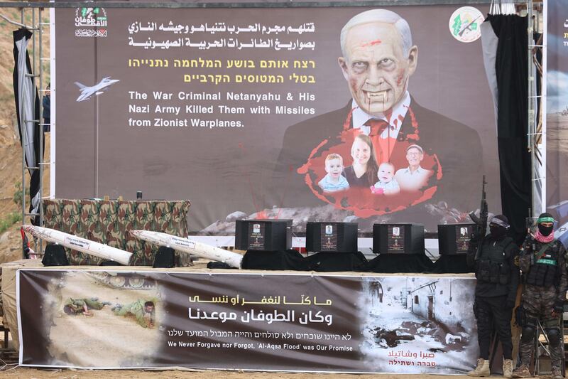 Hamas e il palco dell'orrore: esposte le bare dei 4 ostaggi morti 15