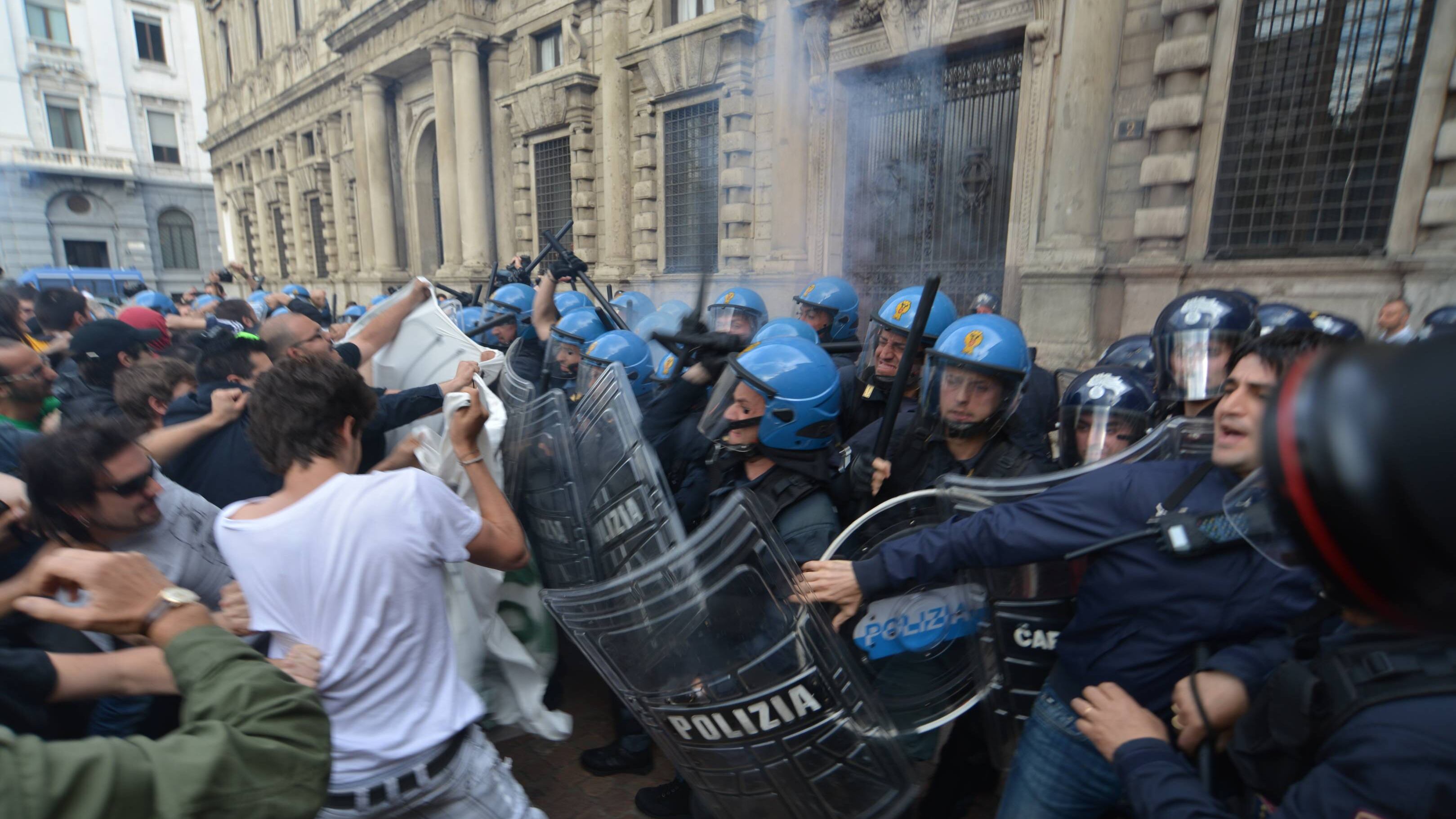 Milano a ferro e fuoco: Pisapia assediato dai centri sociali