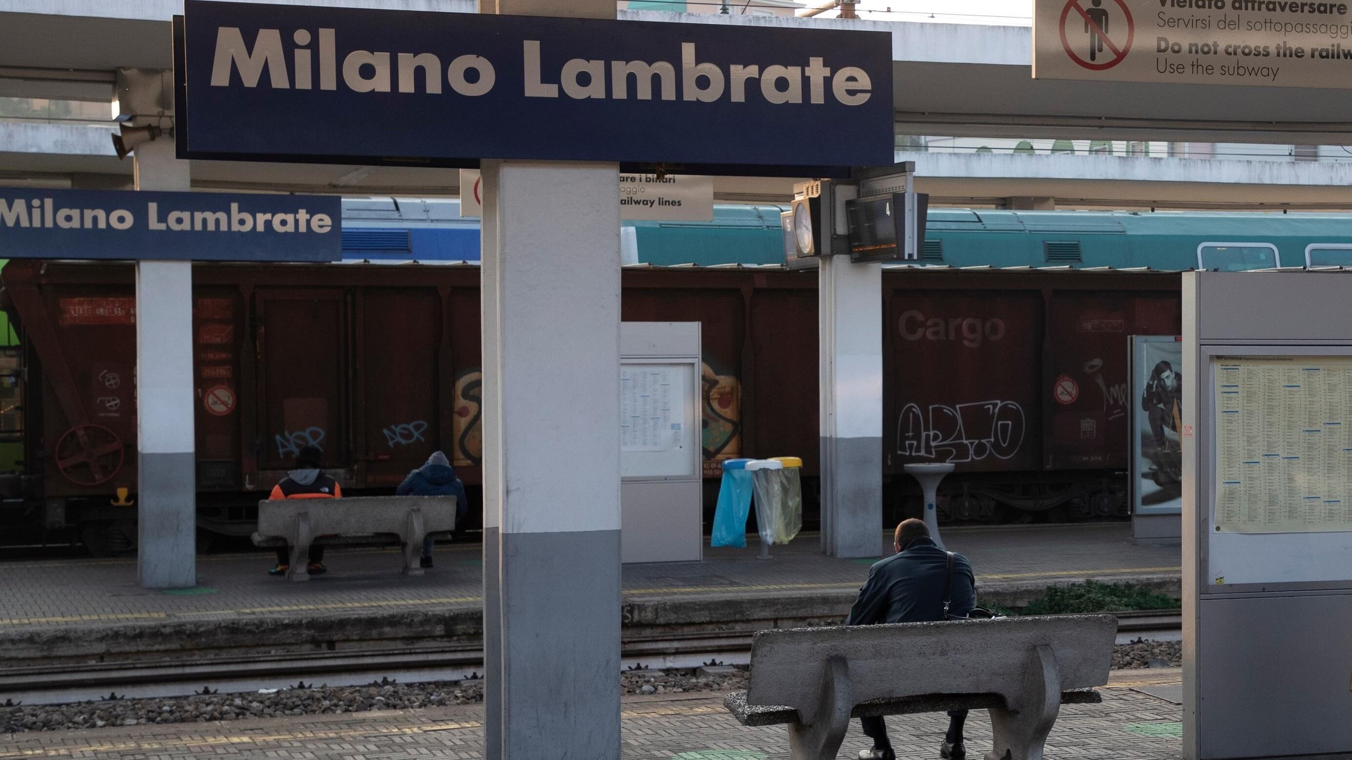 "Mia figlia molestata, vi ammazzo tutti". E minaccia i clochard con la pistola a Milano Lambrate