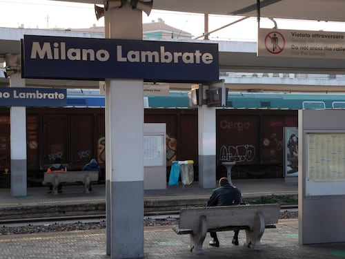 "Mia figlia molestata, vi ammazzo tutti". E minaccia i clochard con la pistola a Milano Lambrate