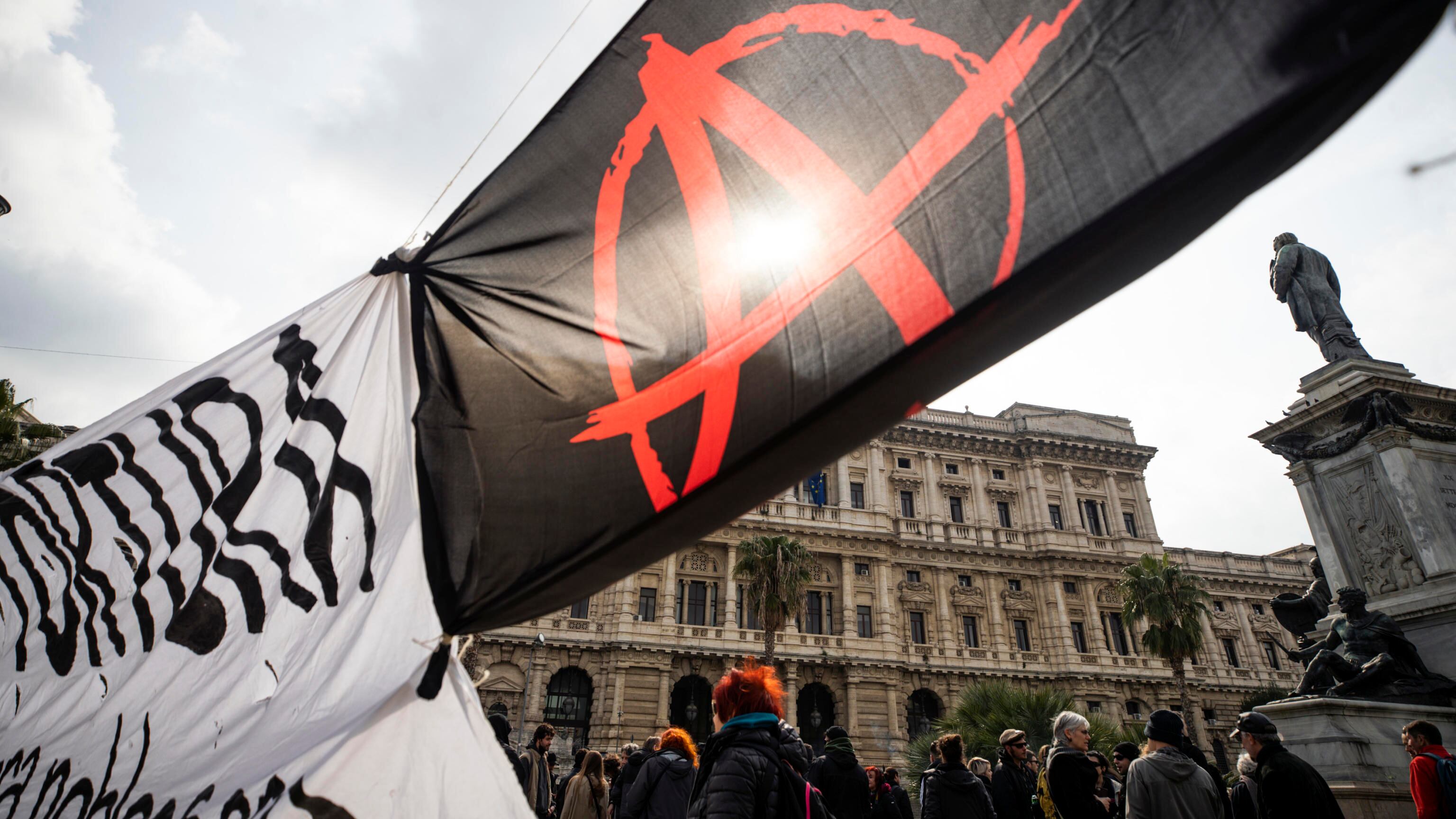 Altro che Firenze antifascista: cori e striscione per liberare Cospito dal 41 bis