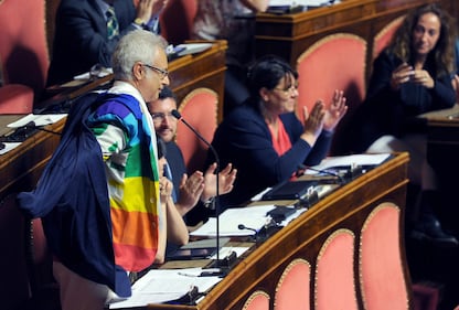 Il senatore grillino con la giacca arcobaleno 3