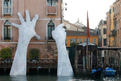 Due mani giganti spuntano dal Canal Grande 1