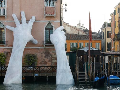 Due mani giganti spuntano dal Canal Grande di Venezia