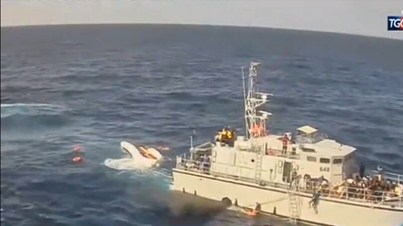 Mamma e bimba trovate morte abbracciate in mare