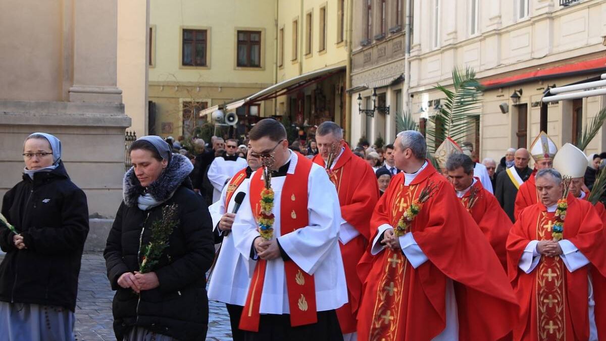 Bestemmiano durante la Via Crucis e si danno alla fuga: il folle "gioco" dei giovani