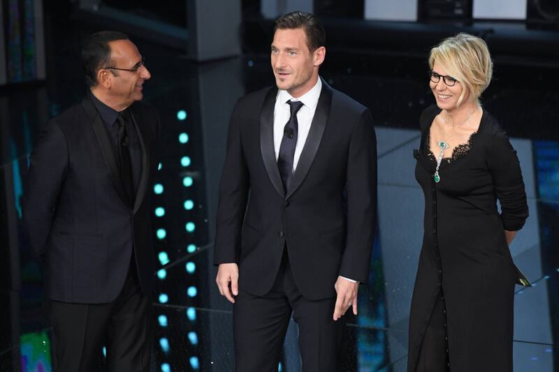 Sanremo 2017, Maria De Filippi e il bacio agli ospiti 4