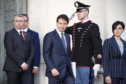Il debutto di Conte: in taxi con la scorta 2