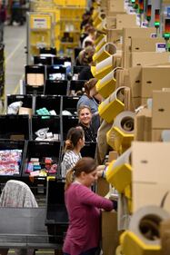 Preparativi per il Black Friday allo stabilimento di Amazon a Peterborough 6