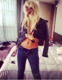 Wanda Nara hot, legge e mostra il lato b 9