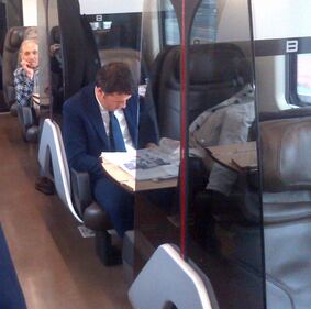 Renzi in treno solo con coca cola e giornali 7