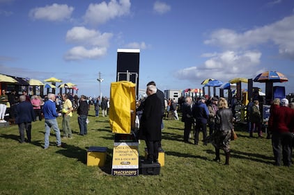 La corsa dei cavalli sulla spiaggia di Laytown 3